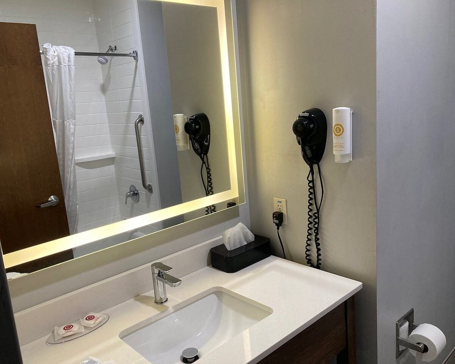 Comfort Suites Lake Norman Huntersville — Bathroom