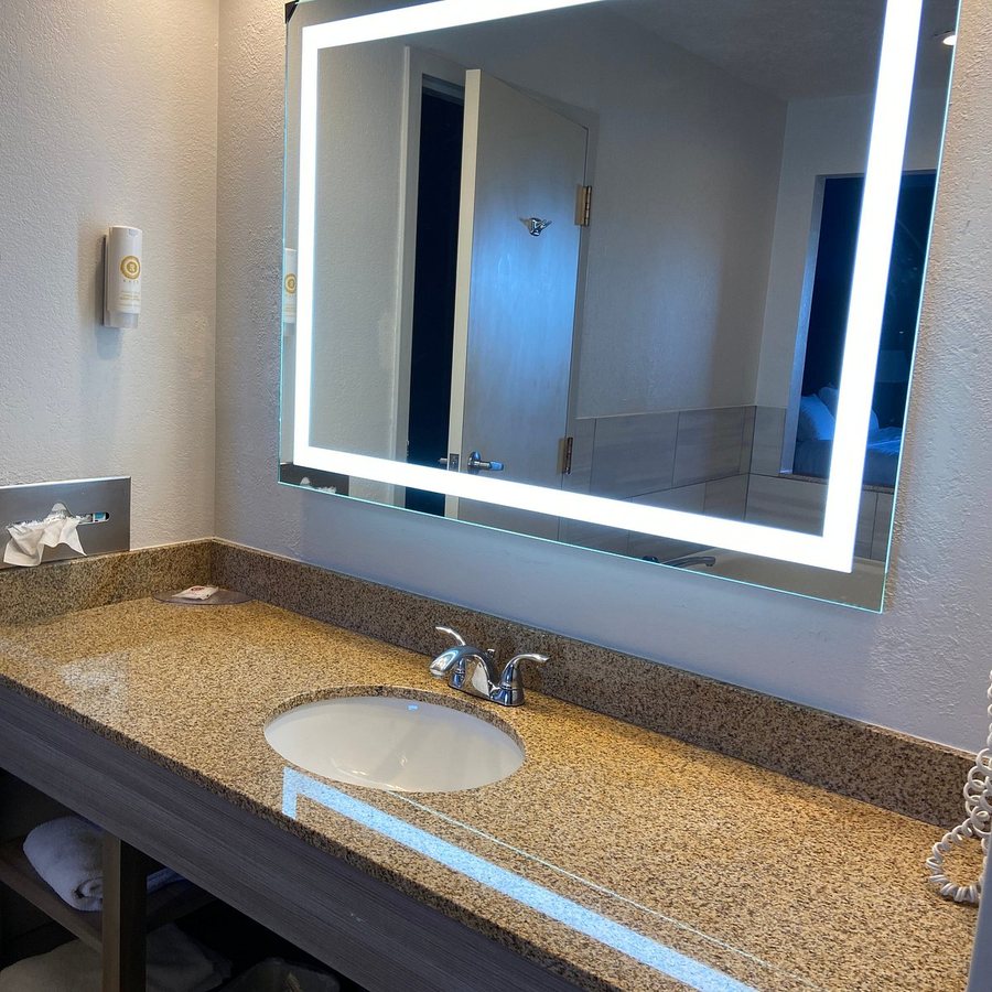 Comfort Suites Leesville — Bathroom
