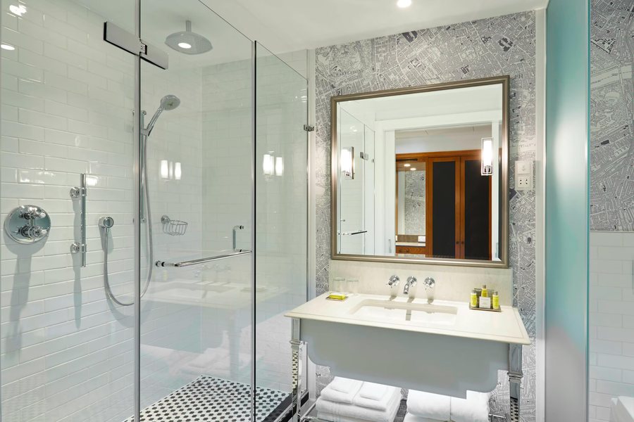 Comfort Suites — Bathroom