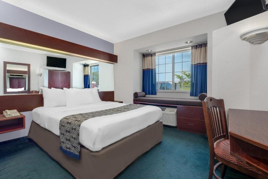 Comfort Suites — Guest room