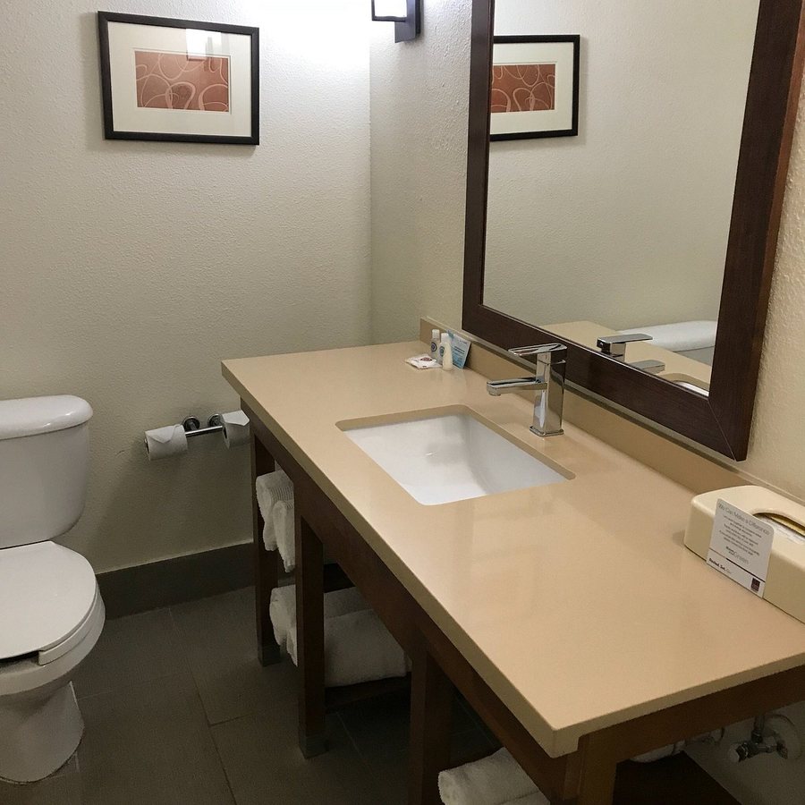 Comfort Suites Longmont — Bathroom