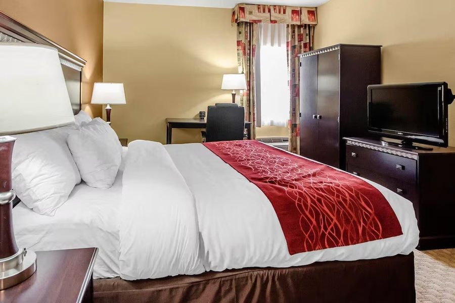 Comfort Suites Louisville East — Guest room