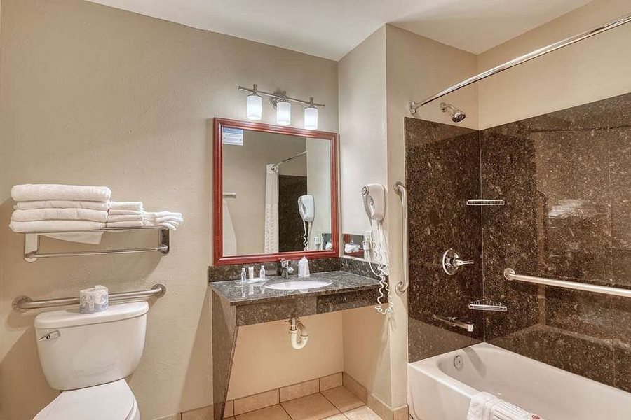 Comfort Suites Mattoon — Bathroom