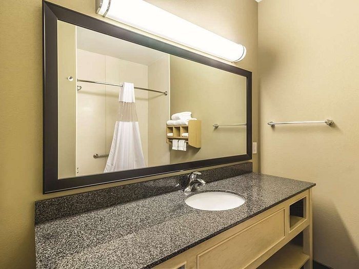Comfort Suites Medical Center — Bathroom