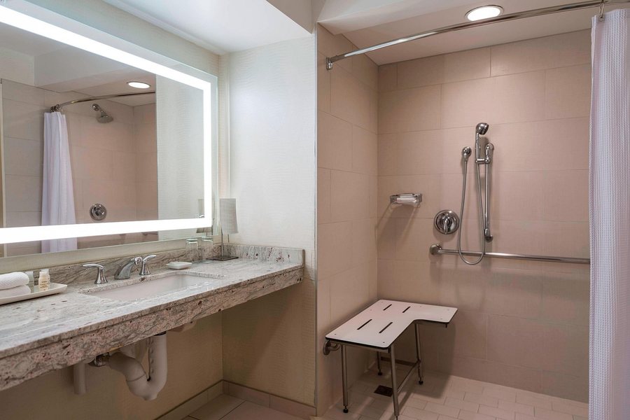 Comfort Suites Medical District Near Mall of Louisiana — Bathroom