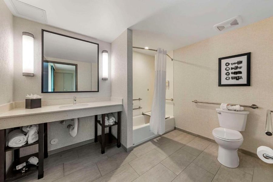 Comfort Suites Miami Airport North — Bathroom