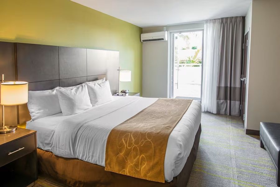 Comfort Suites Miami Airport North — Guest room