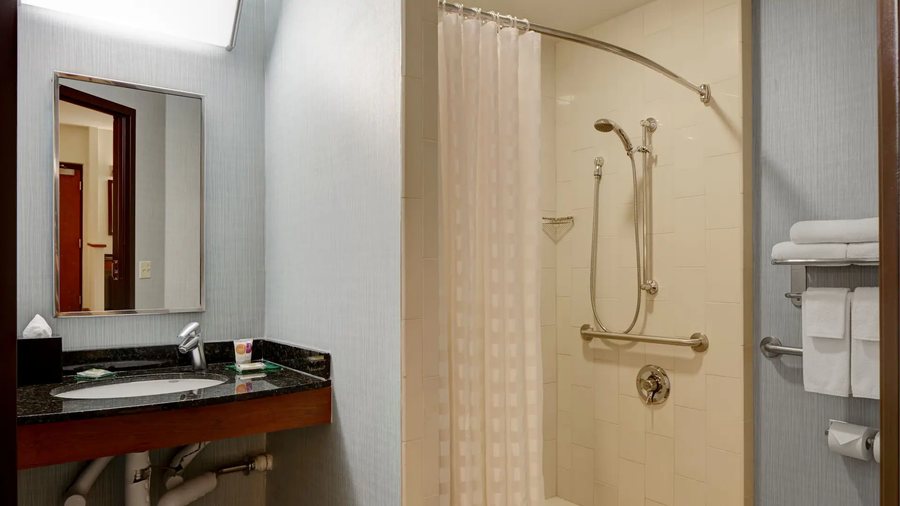 Comfort Suites Milwaukee Airport — Bathroom