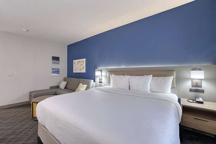 Comfort Suites Milwaukee Airport — Guest room