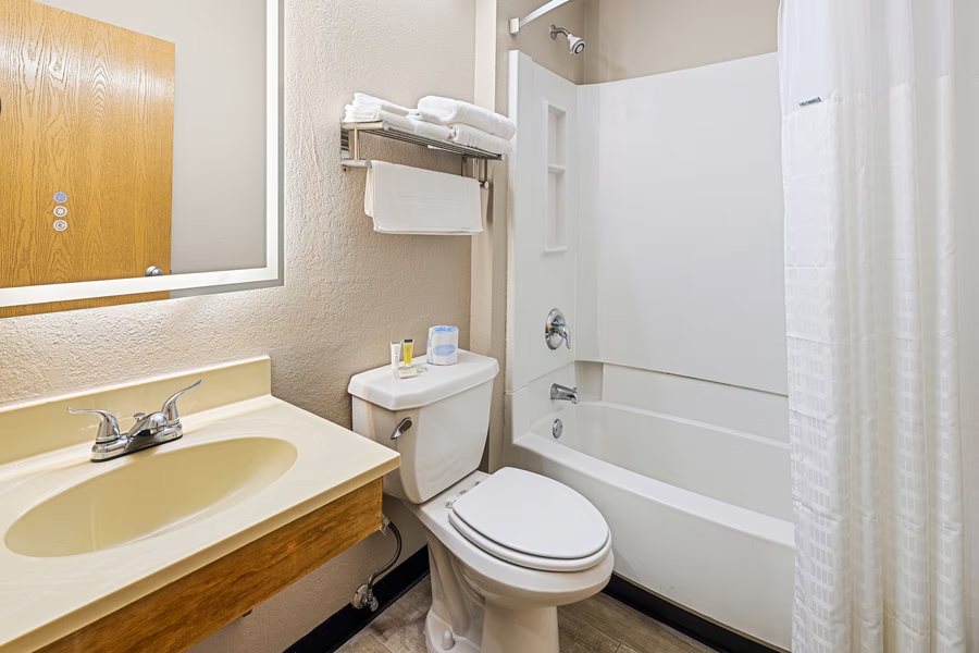 Comfort Suites Monroeville Pittsburgh East — Bathroom