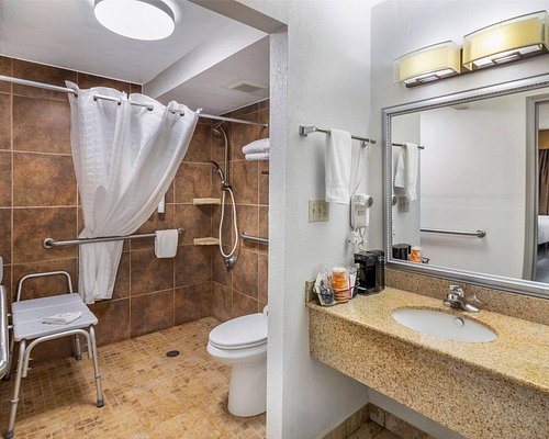 Comfort Suites Morrow Atlanta South — Bathroom