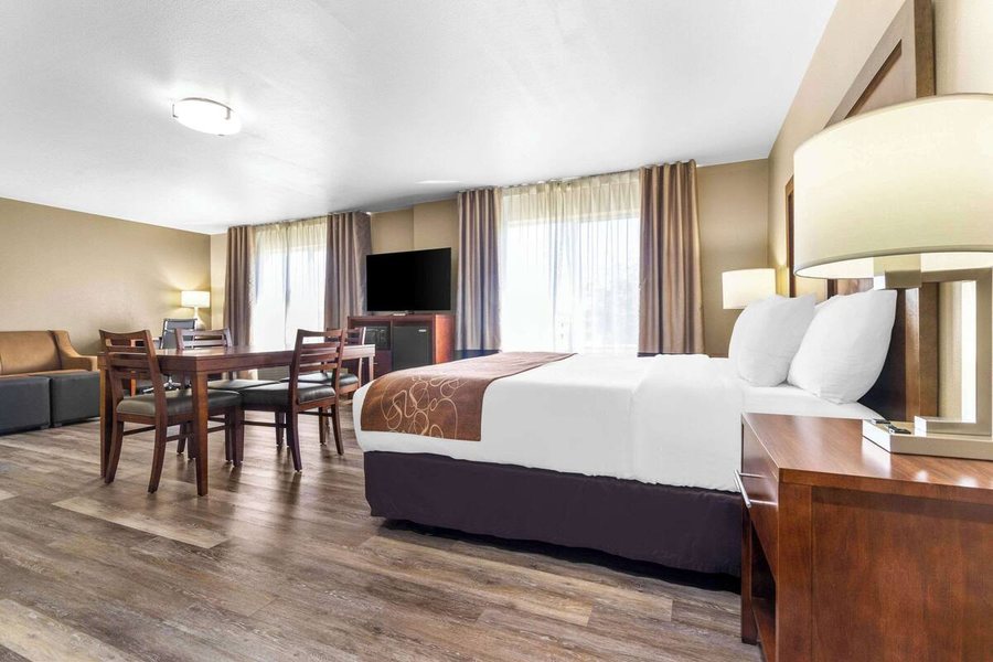 Comfort Suites — Guest room