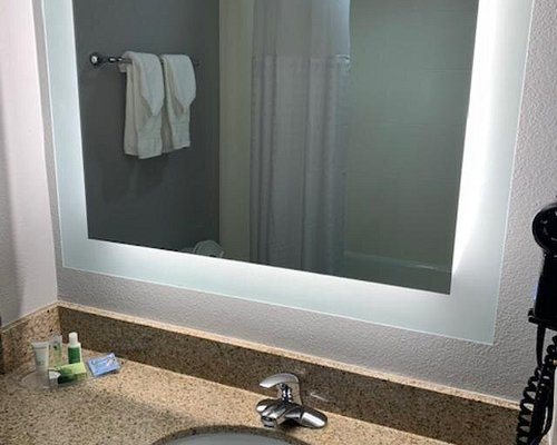 Comfort Suites Near Birkdale Village Huntersville — Bathroom