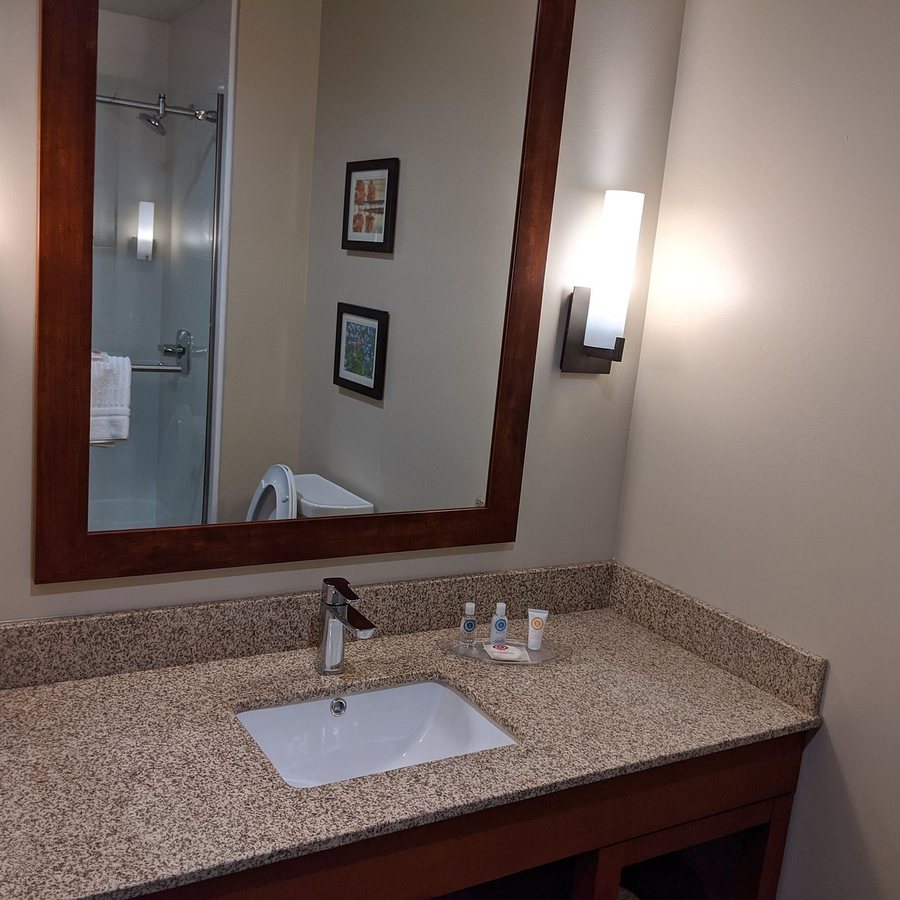 Comfort Suites Near Seaworld — Bathroom