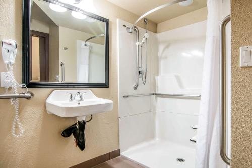 Comfort Suites Near Vancouver Mall — Bathroom