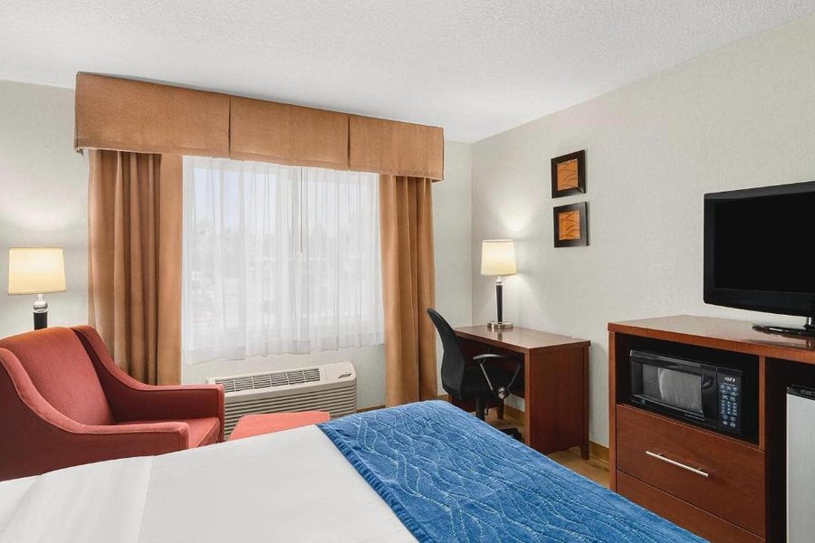 Comfort Suites Near Vancouver Mall — Guest room