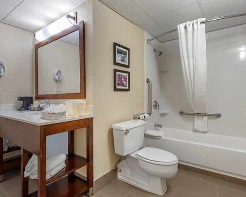 Comfort Suites Northlake — Bathroom