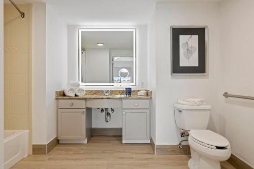 Comfort Suites Northwest Cy Fair — Bathroom