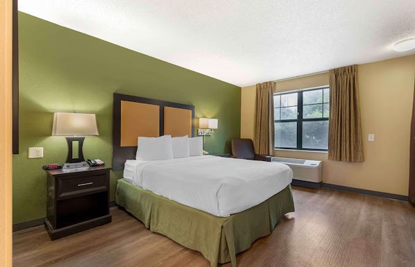 Comfort Suites NW Lakeline — Guest room