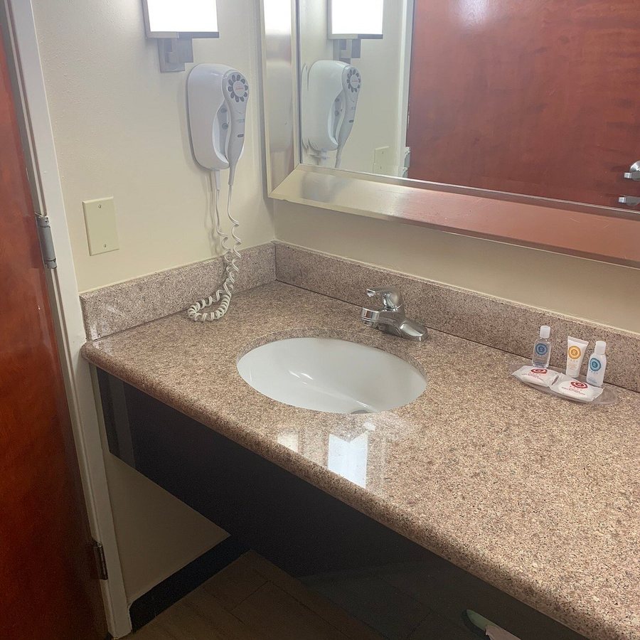 Comfort Suites Oceanside Camp Pendleton Area — Bathroom