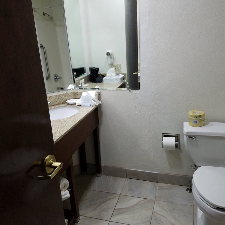 Comfort Suites Oil Center — Bathroom