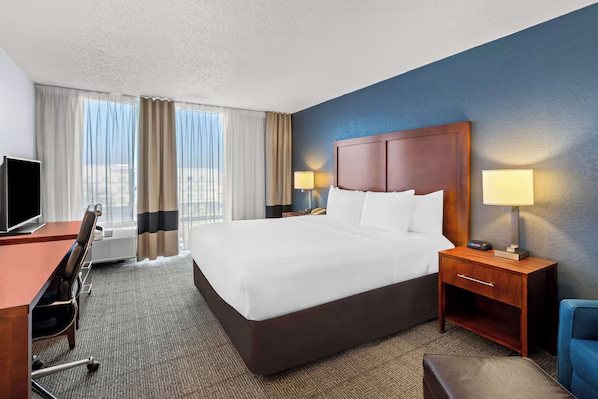Comfort Suites — Guest room