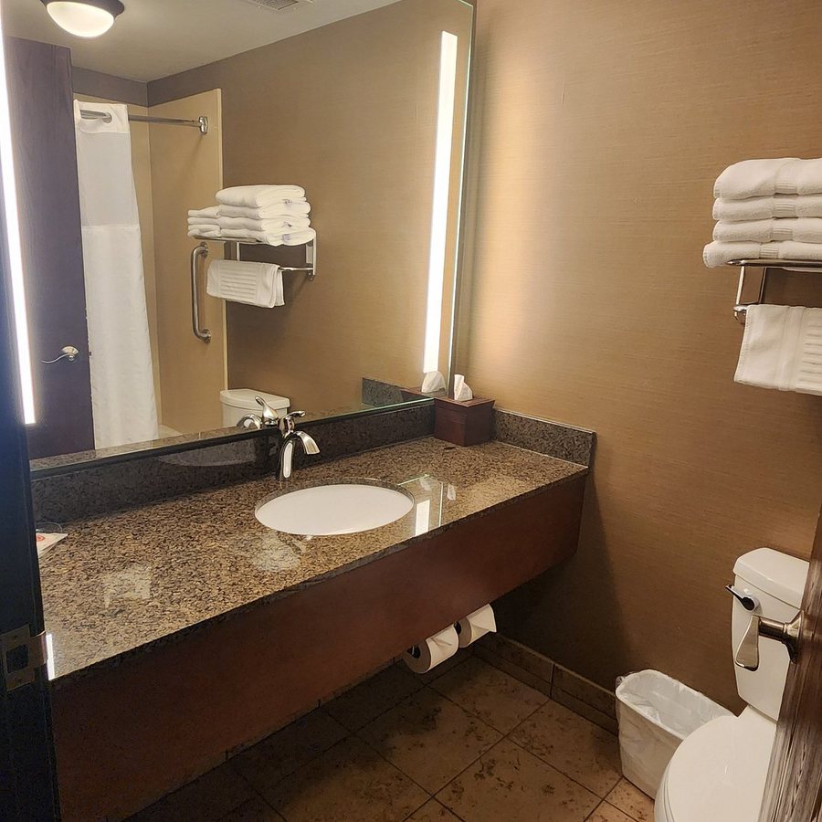Comfort Suites Oshkosh — Bathroom