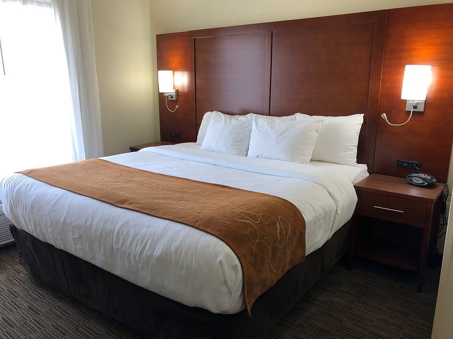 Comfort Suites Oshkosh — Guest room