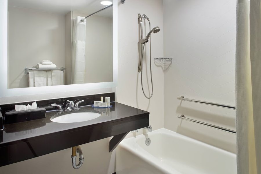 Comfort Suites Outlet Center — Bathroom