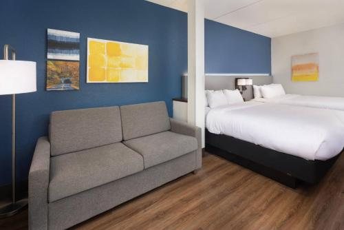 Comfort Suites Outlet Center — Guest room