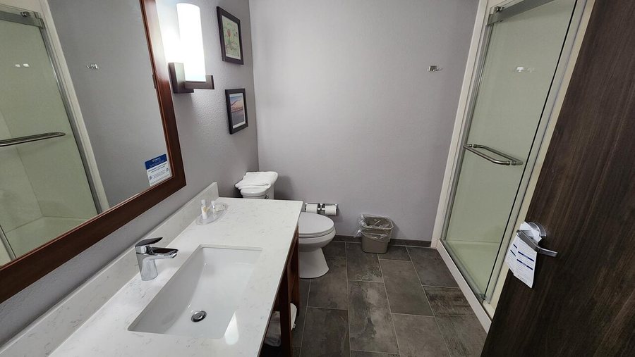 Comfort Suites Paducah Mall Area — Bathroom