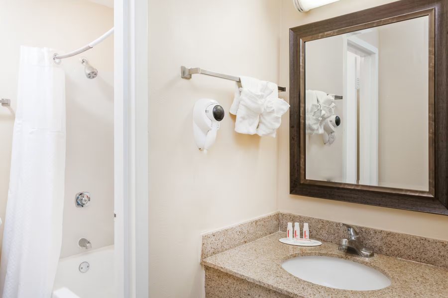 Comfort Suites Peoria Sports Complex — Bathroom