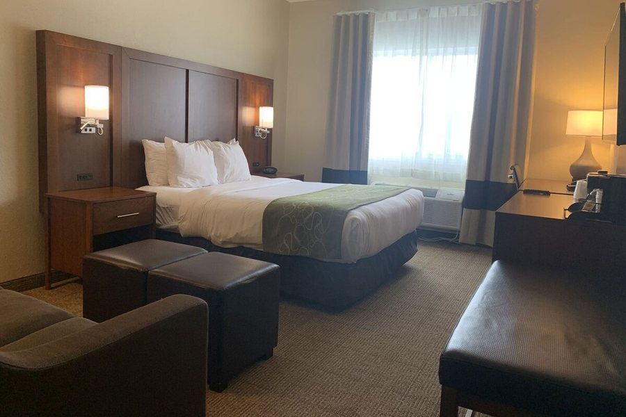 Comfort Suites Peoria Sports Complex — Guest room