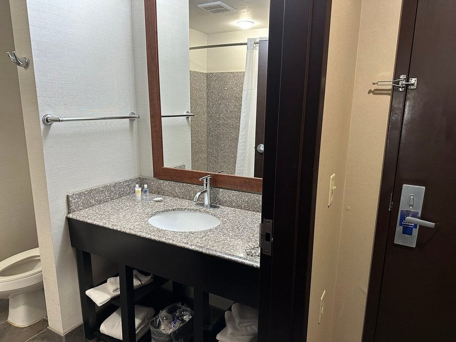 Comfort Suites — Bathroom