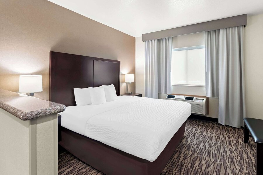 Comfort Suites Portland Airport — Guest room