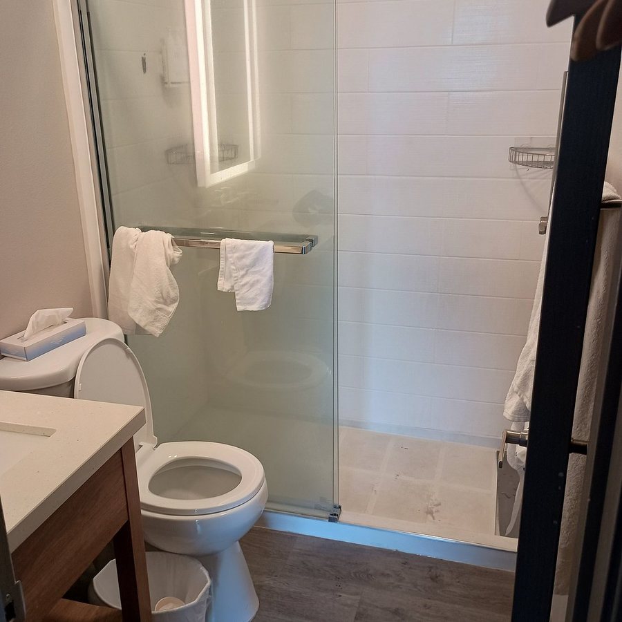 Comfort Suites Red Bluff Near I 5 — Bathroom
