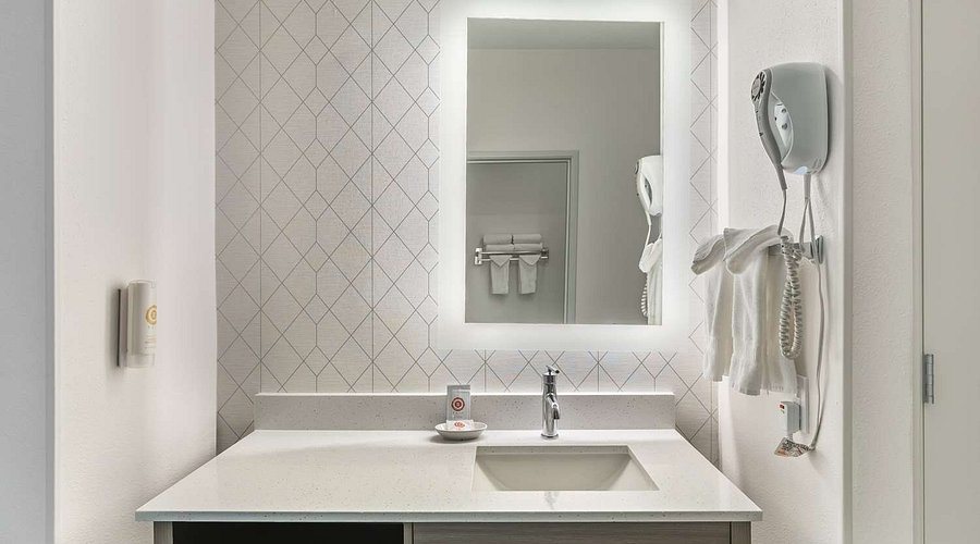 Comfort Suites Redmond Airport — Bathroom