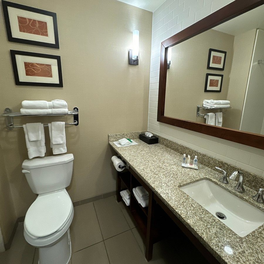 Comfort Suites — Bathroom