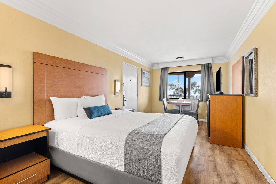 Comfort Suites San Clemente Beach — Guest room