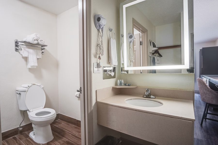 Comfort Suites Savannah Gateway I 95 — Bathroom
