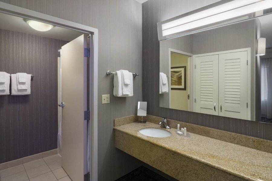 Comfort Suites Scranton near Montage Mountain Scranton Pennsylvania — Bathroom