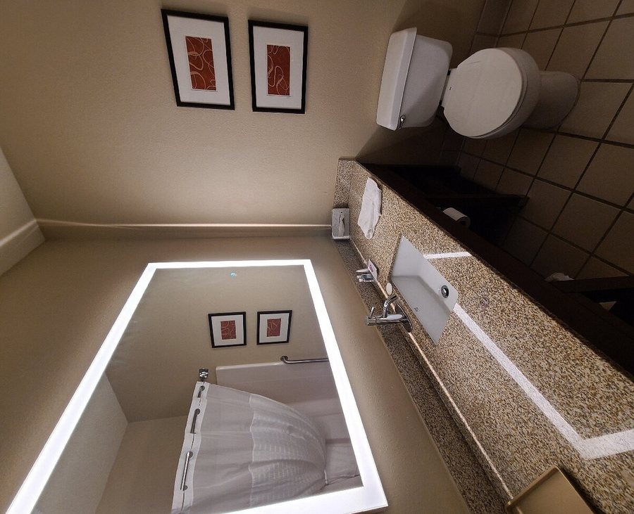 Comfort Suites — Bathroom