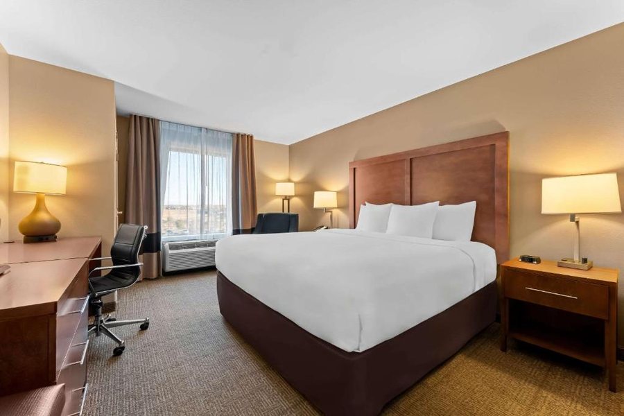 Comfort Suites — Guest room