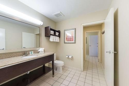 Comfort Suites South Padre Island — Bathroom