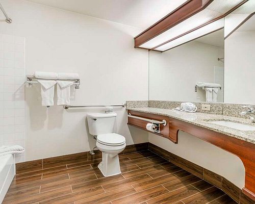 Comfort Suites Southwest — Bathroom