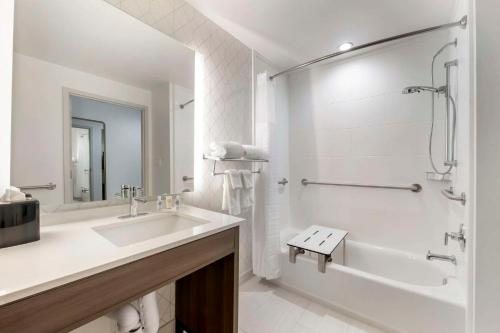 Comfort Suites St Augustine Historic District Area — Bathroom