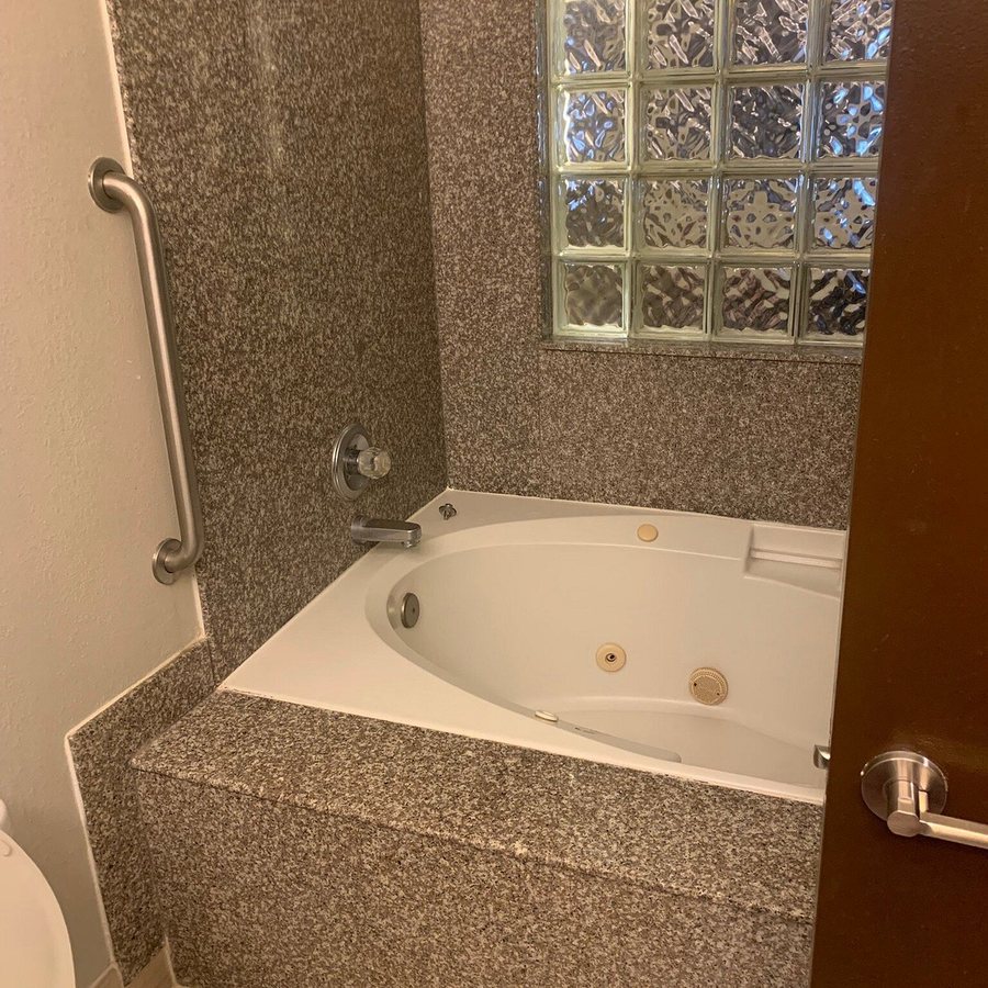 Comfort Suites Stafford Near Sugarland — Bathroom
