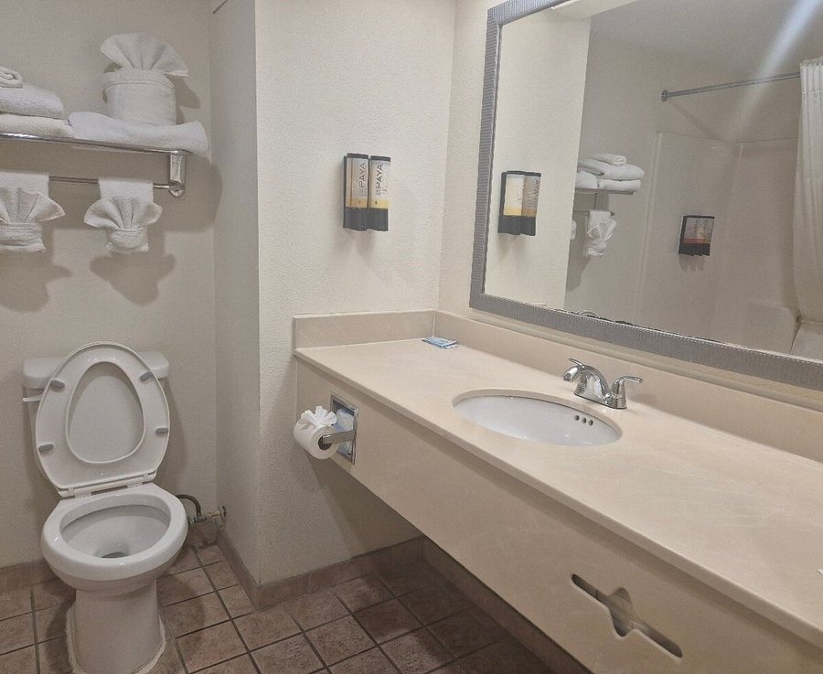Comfort Suites Stuart Hutchinson Island — Bathroom