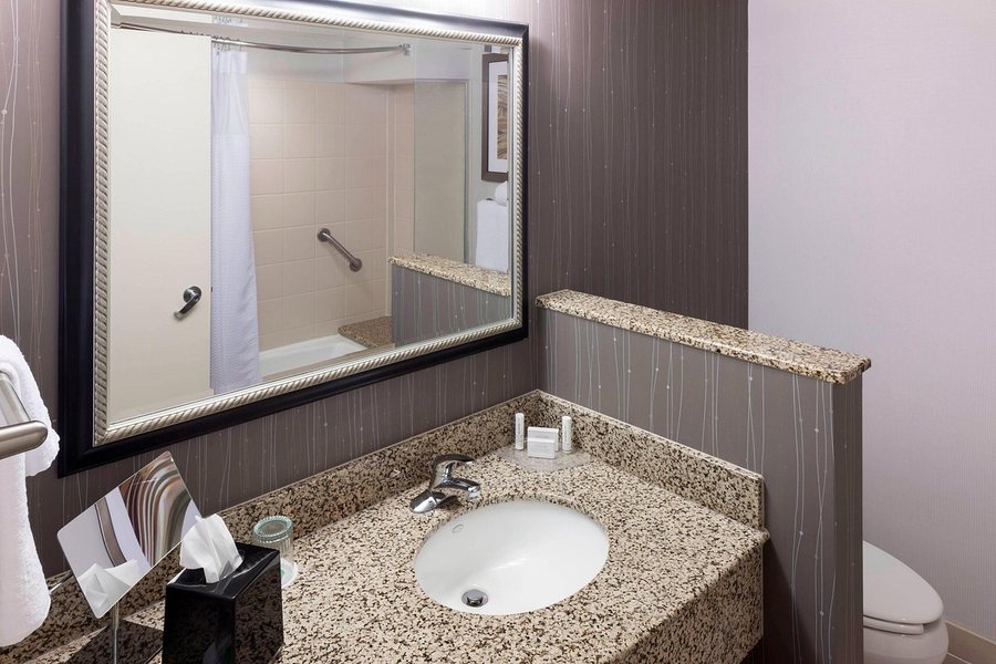 Comfort Suites Suffolk Chesapeake — Bathroom