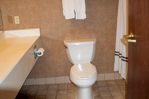 Comfort Suites Topeka Northwest — Bathroom